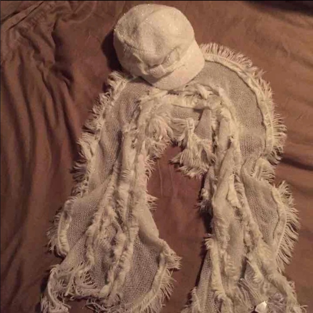 White sparkly hat & scarf set